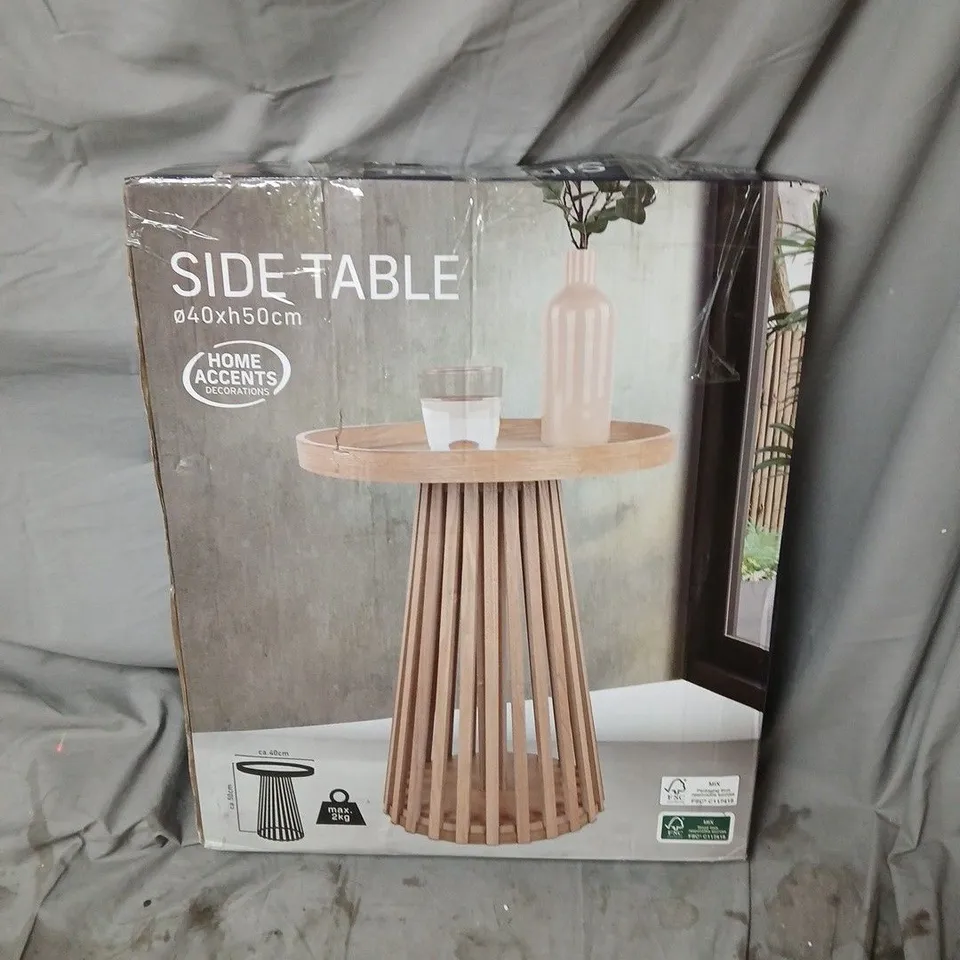 HOME ACCENTS DECORATIONS SIDE TABLE – Ø40 × H50 CM (NATURAL WOOD)