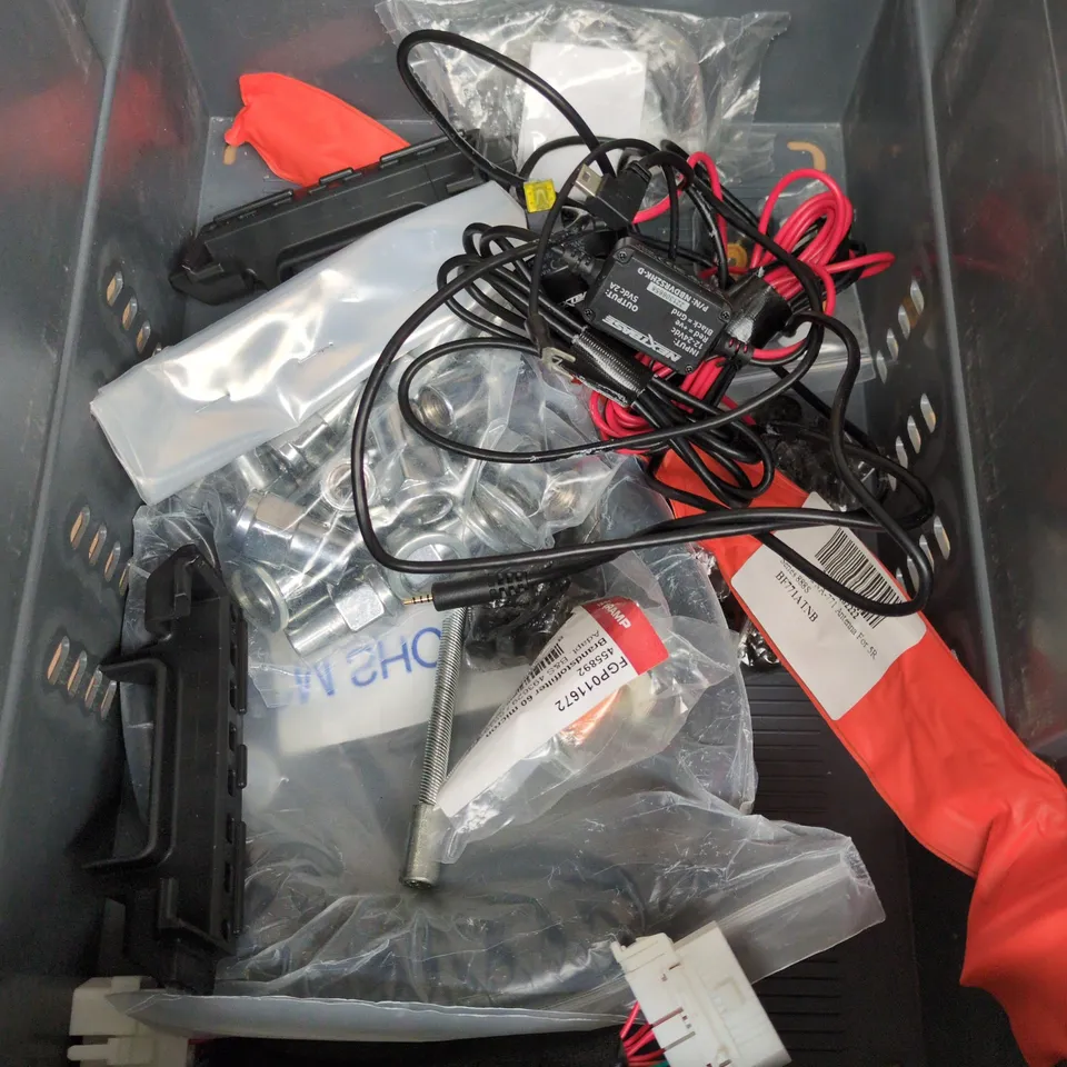 APPROXIMATELY 10 ASSORTED VEHICLE PARTS/ACCESSORIES TO INCLUDE WHEEL BEARING WEIGHTS, DASH CAM, ANTENNA UNIT ETC