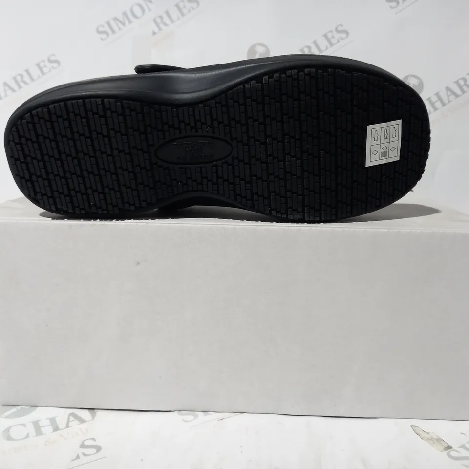 BOXED PAIR OF SKECHERS WORK SLIP RESISTANT CLOGS IN BLACK SIZE 8