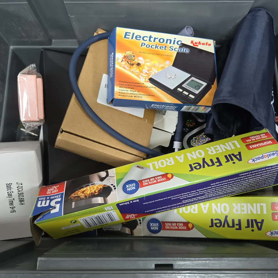 APPROXIMATELY 15 ASSORTED HOUSEHOLD ITEMS TO INCLUDE ELECTRONIC POCKET SCALE, RAPID STAPLING PLIERS, AIR FRYER LINER, ETC