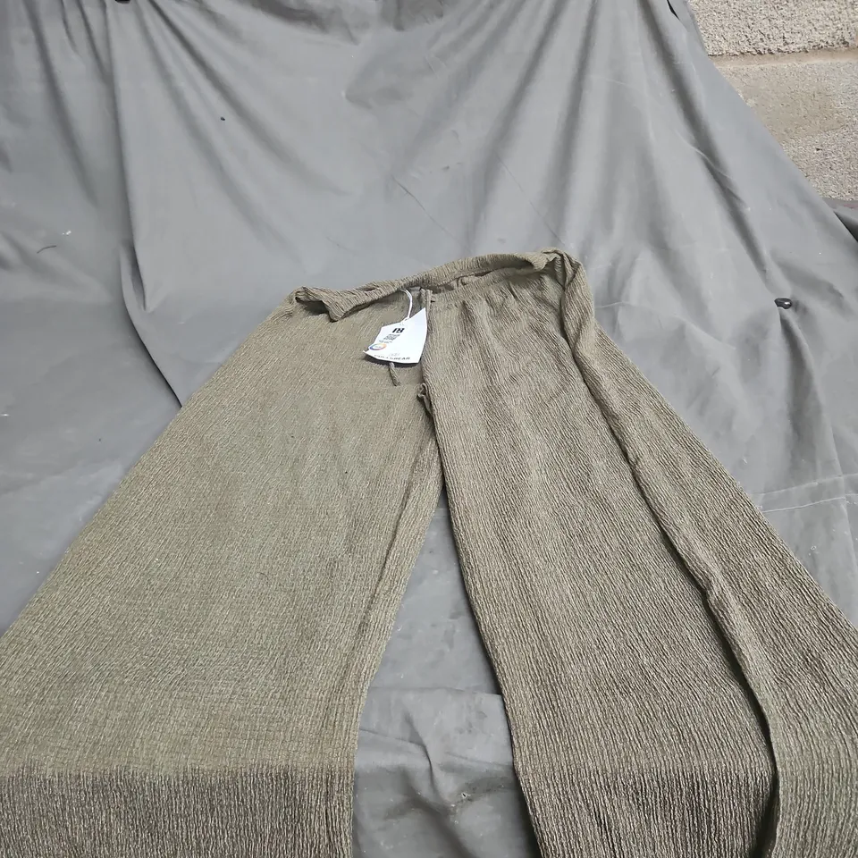 PULL&BEAR GREEN TROUSERS SMALL WITH TAGS