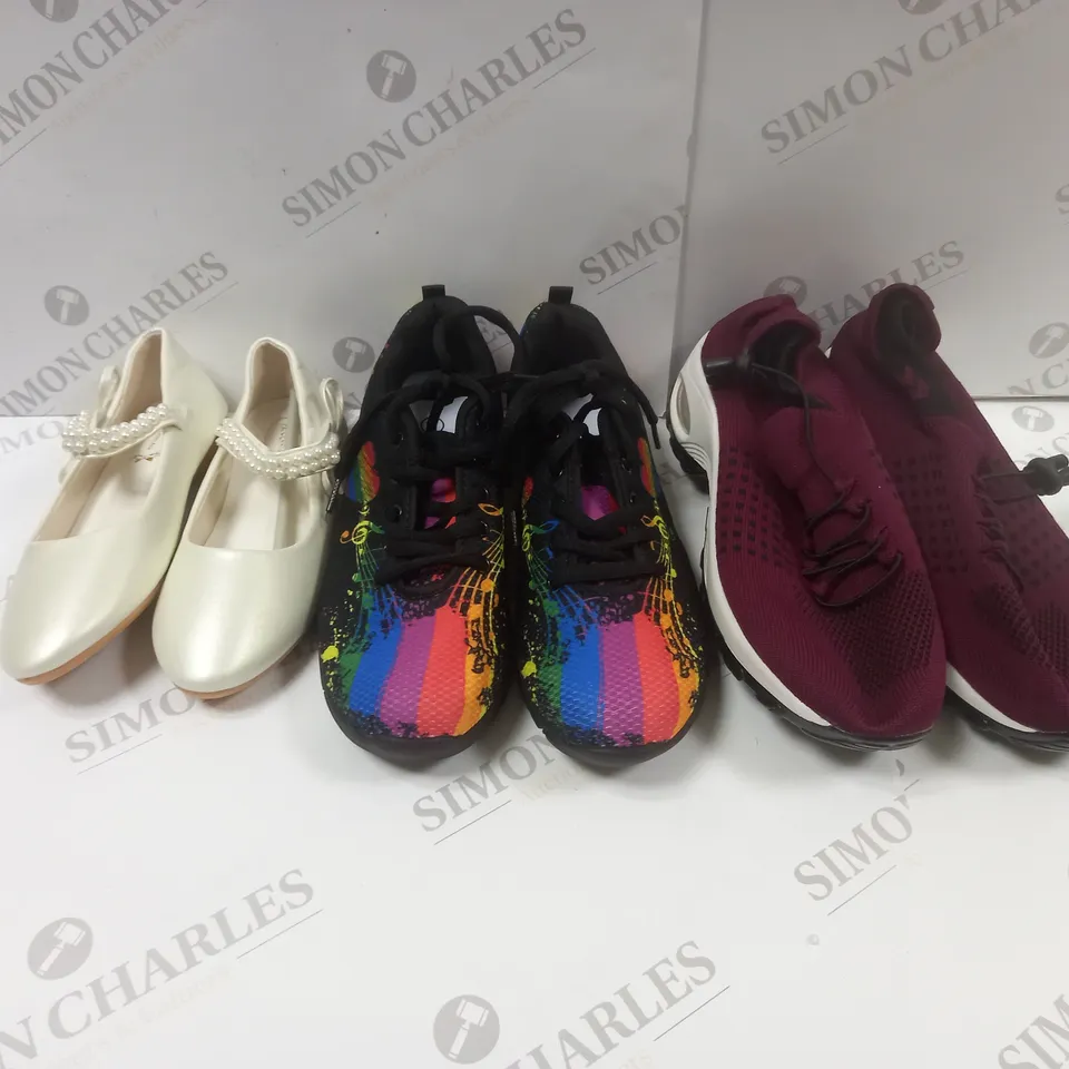APPROXIMATELY 10 ASSORTED PAIRS OF SHOES IN VARIOUS STYLES & SIZES