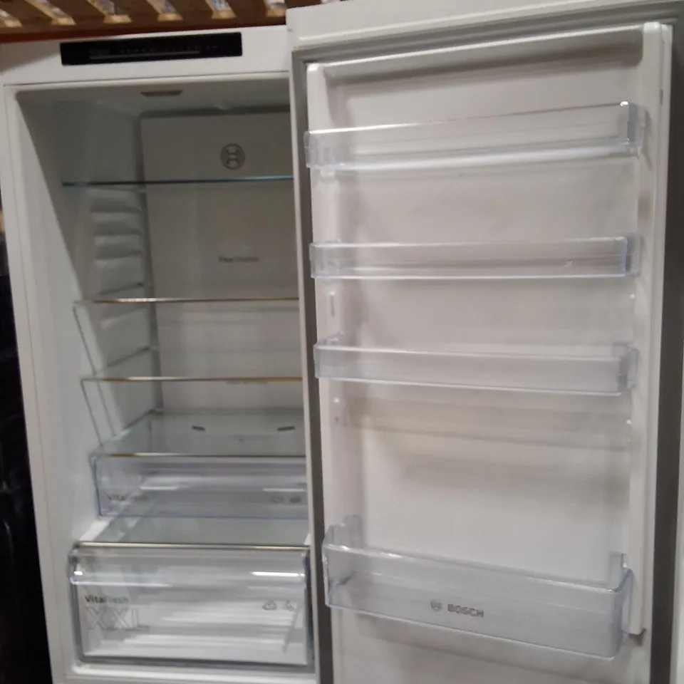 BOSCH KGN392WDFG SERIES 4 FREE-STANDING FRIDGE-FREEZER WITH FREEZER AT BOTTOM 203 X 60 CM WHITE, TOTAL NO FROST