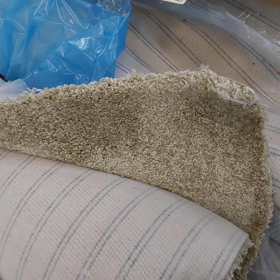 ROLL OF QUALITY SATINO ROMANTICA CARPET // SIZE: APPROX. 4 X 4.15m