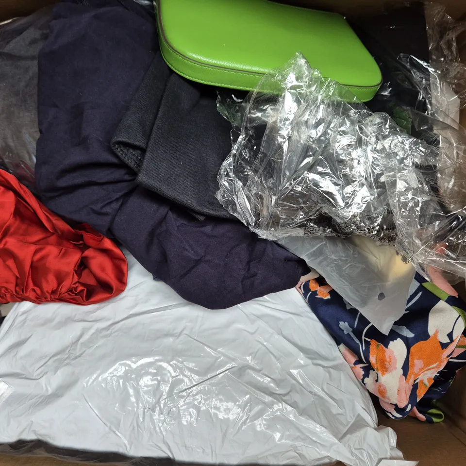 BOX OF APPROXIMATELY 20 ASSORTED CLOTHING AND FASHION ITEMS IN VARIOUS STYLES, SIZES, AND COLOURS - COLLECTION ONLY