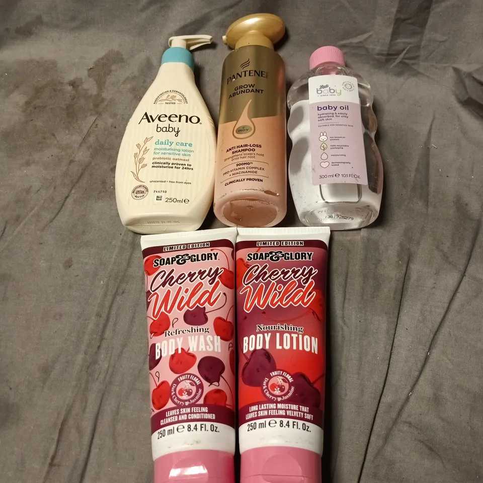 APPROXIMATELY 15 X ASSORTED COSMETIC ITEMS TO INCLUDE SOAP AND GLORY, AVEENO BABY, PANTENE, BOOTS BABY OIL ETC