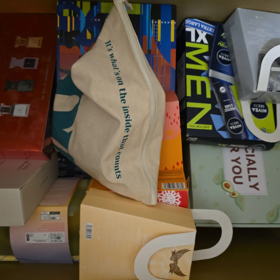 BOX OF APPROXIMATELY 12 ASSORTED COSMETIC BOX/GIFT SETS - COLLECTION ONLY