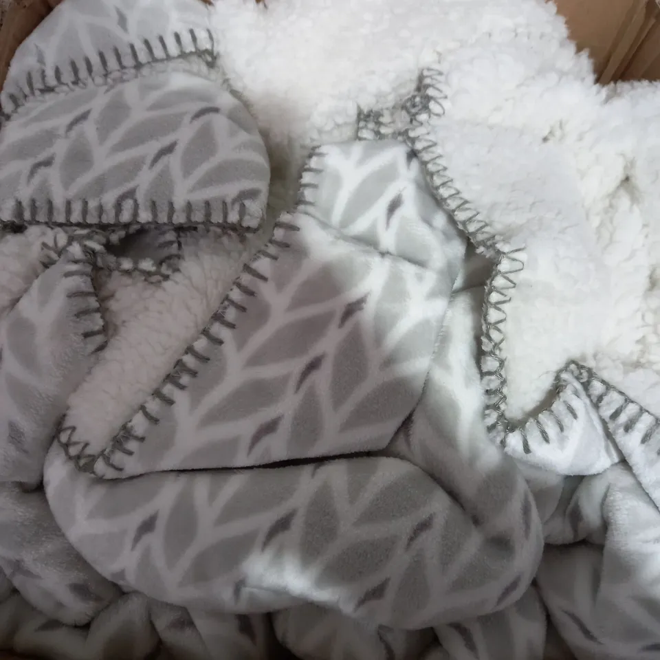 COZEE HOME VELVET SOFT WRAP - DARK GREY
