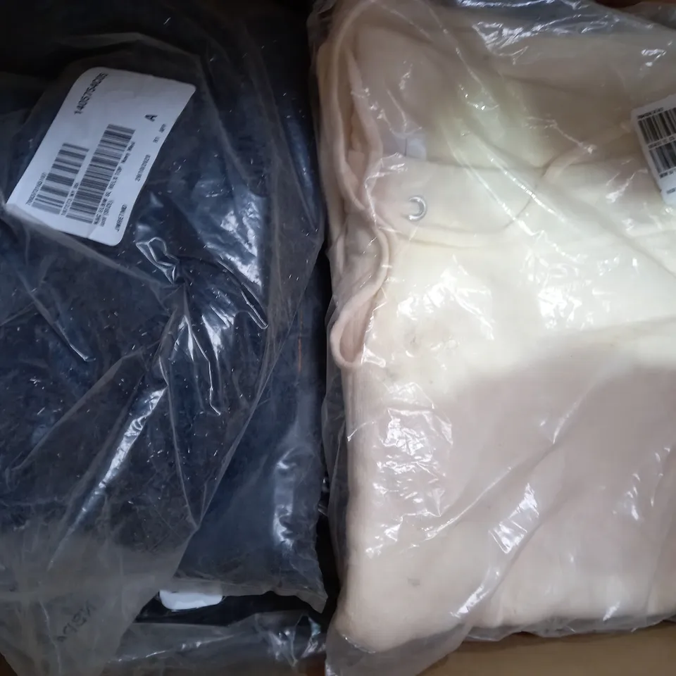 BOX OF APPROXIMATELY 15 ASSORTED CLOTHING AND FASHION ITEMS OF VARIOUS COLOURS AND STYLES TO INCLUDE CAROLE HOCHMAN, D & CO, RUTH LANGSFORD, ETC