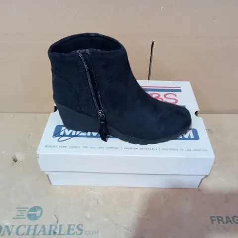 BOXED PAIR OF SKECHERS - SIZE 6.5