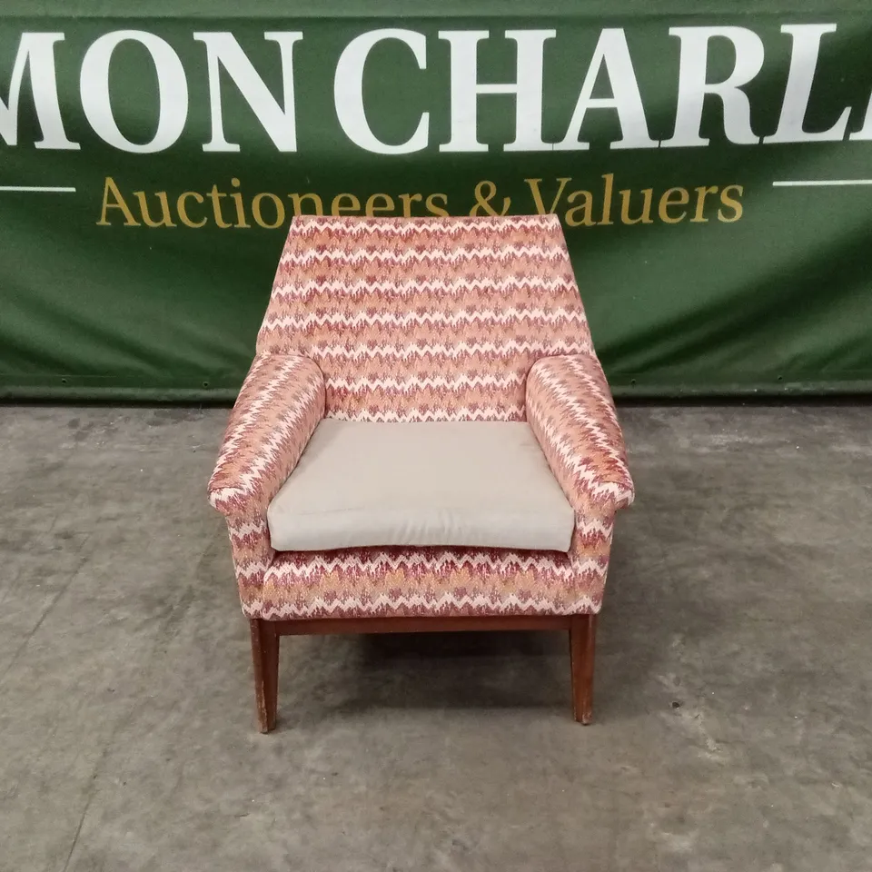 QUALITY DESIGNER RETRO STYLE FABRIC ACCENT CHAIR