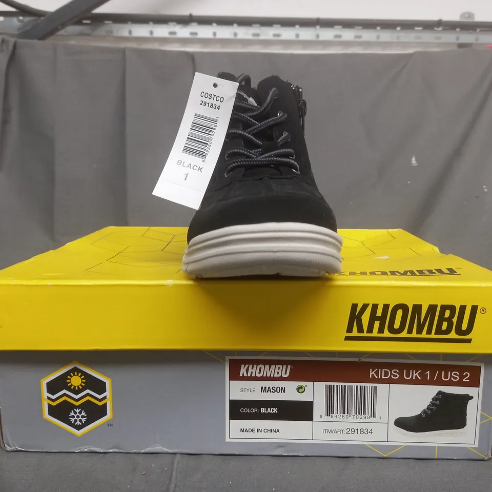 BOXED PAIR OF KHOMBU KIDS SHOES IN BLACK UK SIZE 1