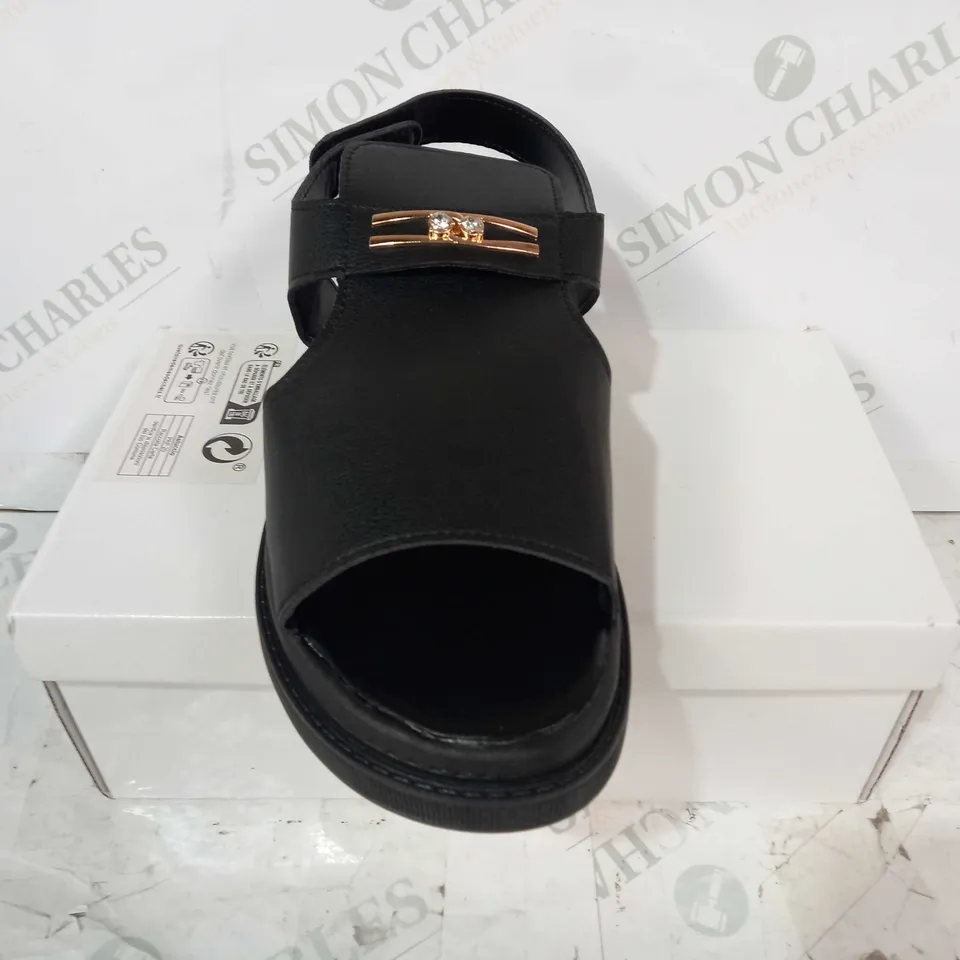BOXED PAIR OF FASHION OPEN TOE LEATHER SANDALS IN BLACK EU SIZE 41