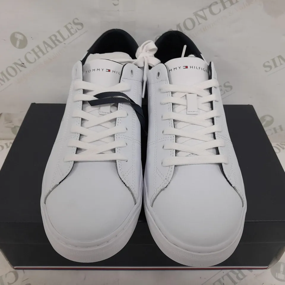 BOXED PAIR OF TOMMY HILFIGER ESSENTIAL LEATHER DETAIL SHOES IN WHITE - UK 8