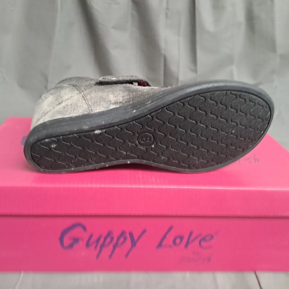 BOX OF APPROXIMATELY 10 PAIRS OF BLACK GUPPY LOVE WEDGE SHOES IN VARIOUS SIZES 