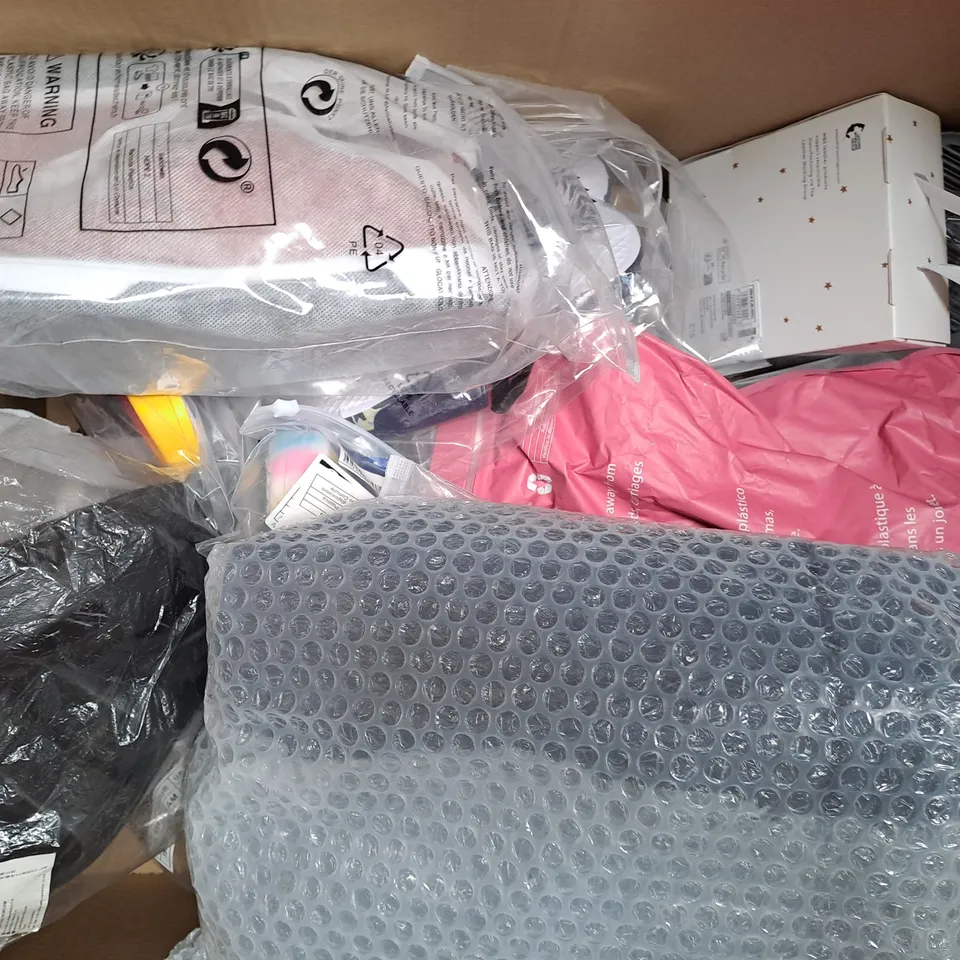 BOX OF APPROXIMATELY 15 ASSORTED PAIRS OF SHOES AND FOOTWEAR ITEMS IN VARIOUS STYLES AND SIZES TO INCLUDE CLARKS, GE ER TE, ETC