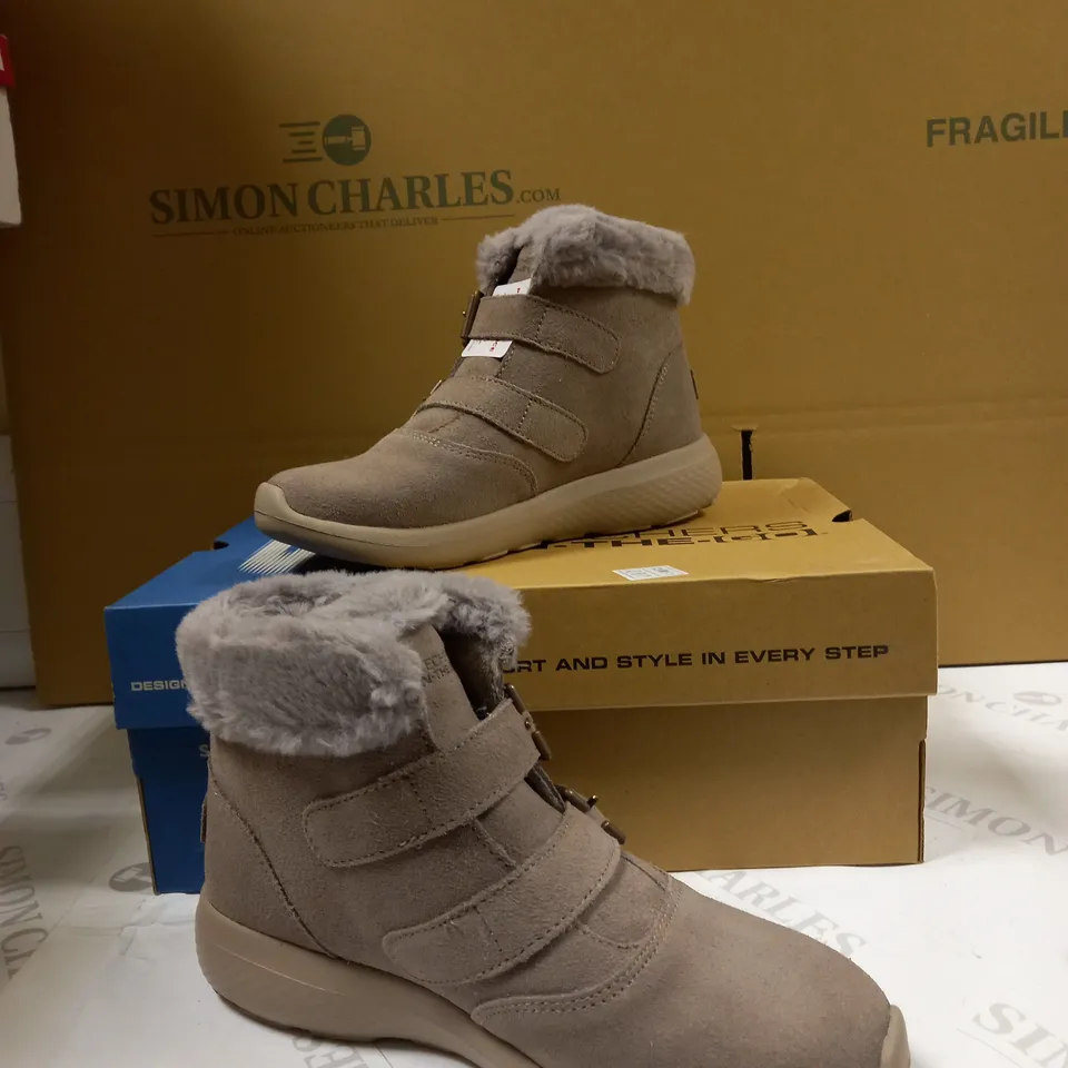 SKETCHERS ON THE GO WINTER FLING BOOT SIZE 3