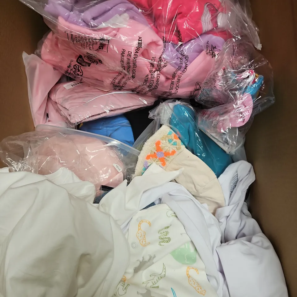 BOX OF APPROXIMATELY 30 ASSORTED KIDS CLOTHING ITEMS TO INCUDE - COAT - JUMPER - TOPS, ETC