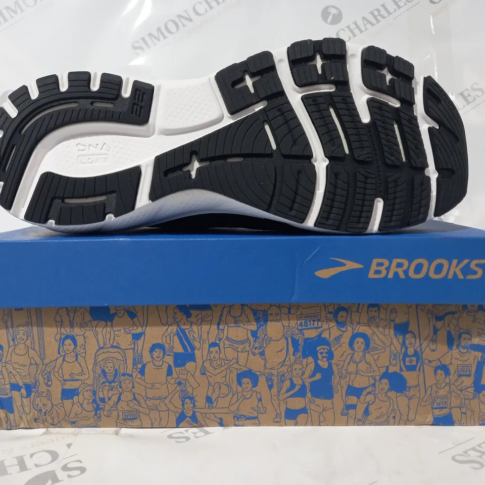 BOXED PAIR OF BROOKS ADRENALINE GTS 22 SHOES IN BLACK/BLUE UK SIZE 10.5