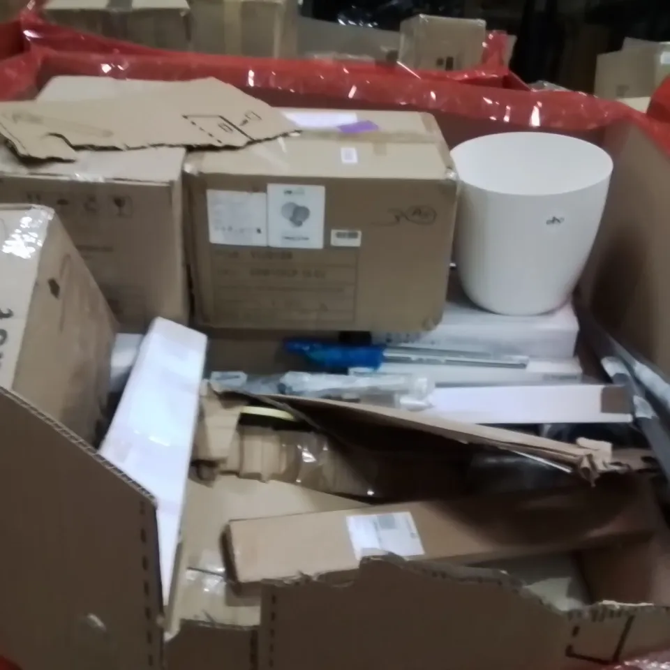 PALLET OF ASSORTED HOUSEHOLD GOODS AND PRODUCTS TO INCLUDE;CHRISTMAS TREE,ELECTRONIC DARTBOARD,PET SCALE