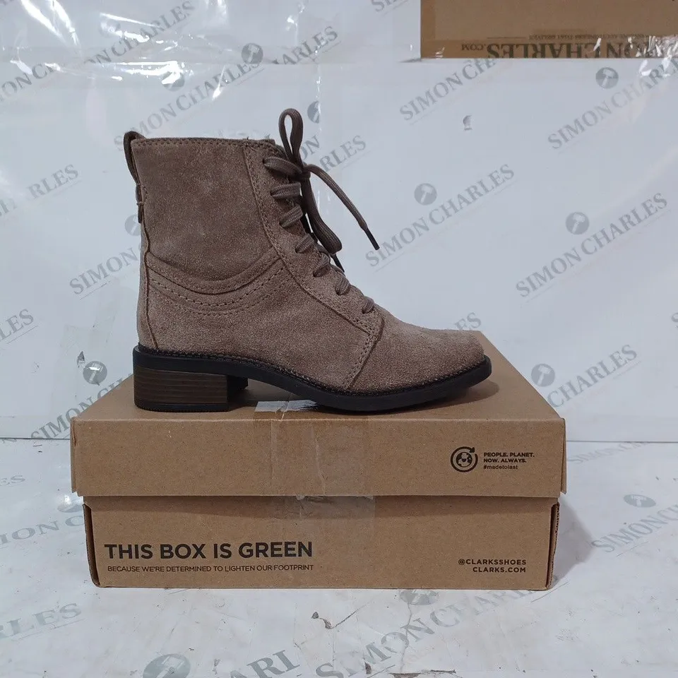 BOXED PAIR OF CLARKS BOOTS IN PEBBLE SIZE 3
