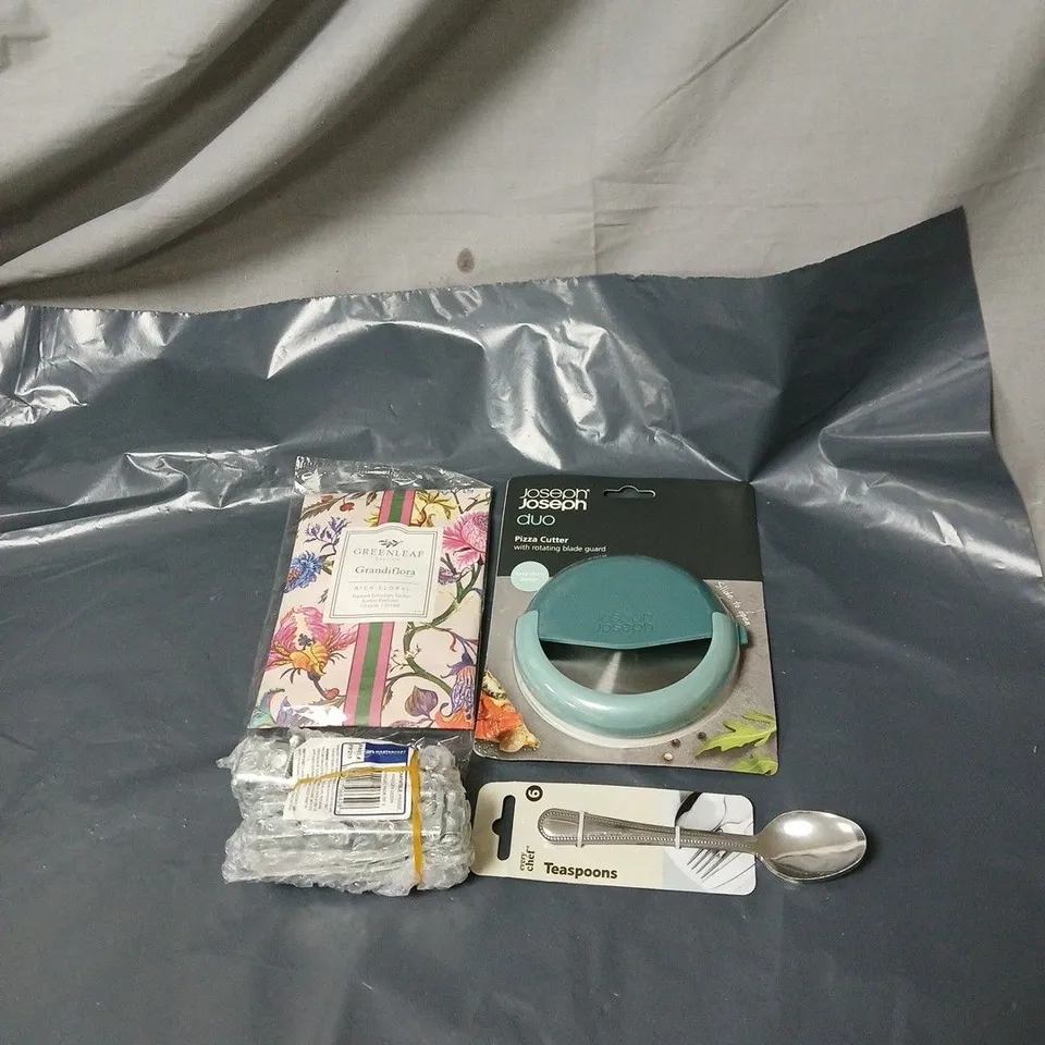 APPROXIMATELY 15 ASSORTED HOUSEHOLD ITEMS TO INCLUDE SPOONS, PIZZA CUTTER, FRIDGE FREEZER DOOR HINGES, FLORAL SACHET ETC