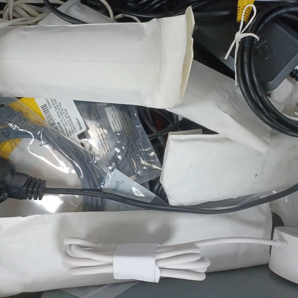APPROXIMATELY 10 ASSORTED ELECTRICAL ITEMS TO INCLUDE VARIOUS CABLES, PLUGS, AND REMOTES, ETC