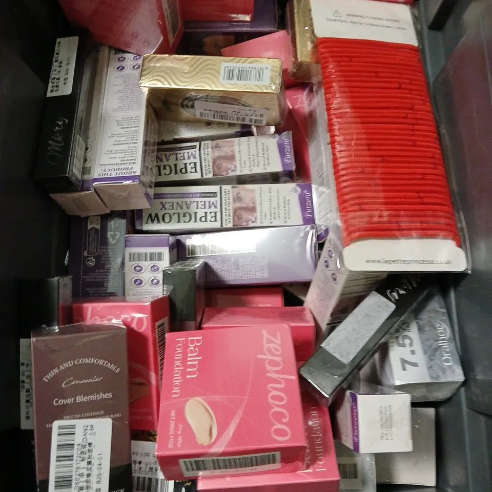APPROXIMATELY 20 ASSORTED HEALTH & BEAUTY PRODUCTS TO INCLUDE BALM FOUNDATION, HAIR TIES, CONCEALER, ETC