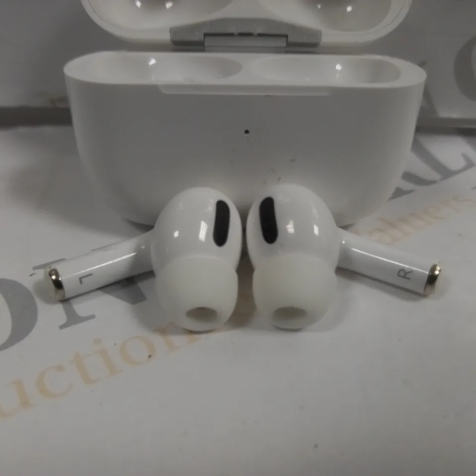 PORTABLE TRUE WIRELERSS EARBUDS IN WHITE
