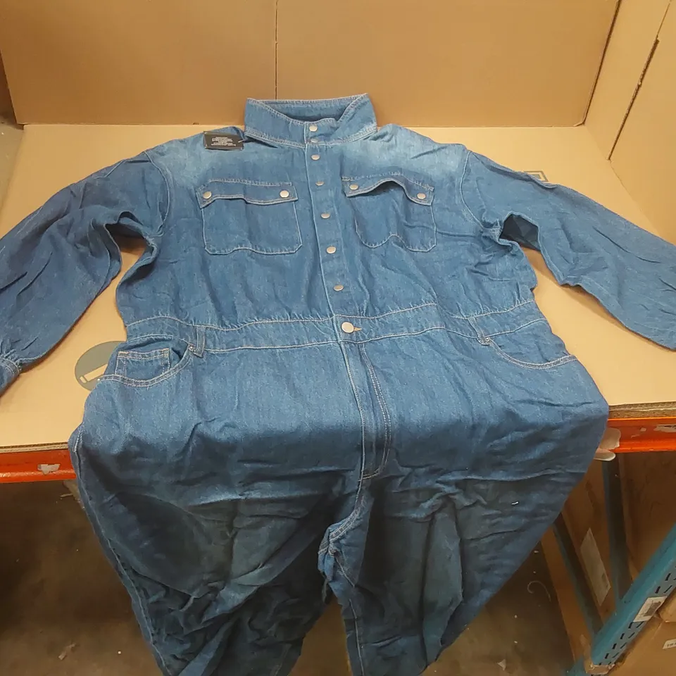 BOX CONTAINING APPROXIMATELY 8x BRAND NEW SIMPLY BE DENIM MIDWASH DENIM JUMPSUITS - SIZE 26