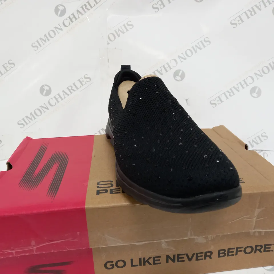 SKECHERS GO WALK LIMELIGHT PREMIUM FLAT KNIT SLIP ON TRAINER - SIZE 6.5 - BLACK