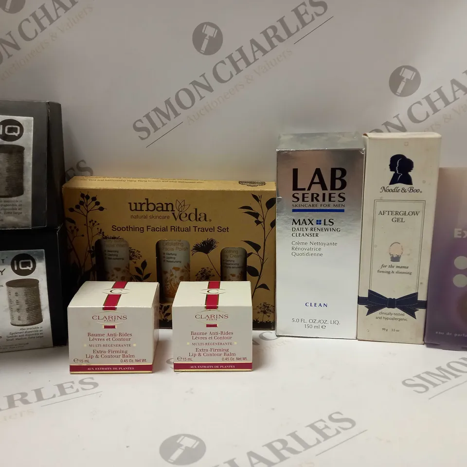 BOX OF APPROX 10 ASSORTED BEAUTY PRODUCTS TO INCLUDE CLARINS EXTRA-FIRMING LIP/CONTOUR BALM, LAB SERIES DAILY RENEWING CLEANSER, NOODLE&BOO AFTERGLOW GEL, ETC 