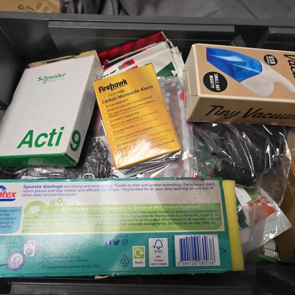 APPROXIMATELY 15 ASSORTED HOUSEHOLD ITEMS TO INCLUDE SPONTEX SPONGES, TONY VACUUM, CO ALARM, ETC