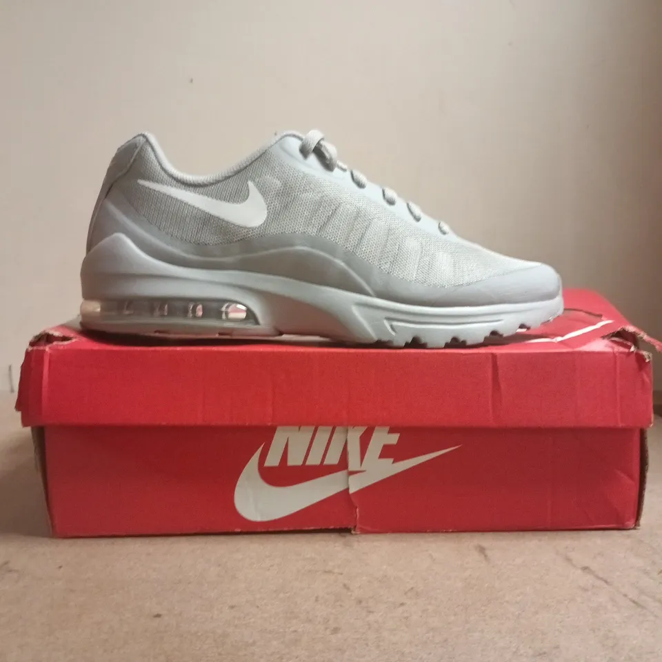 BOXED PAIR OF NIKE AIR MAX INVIGOR TRAINERS IN GREY SIZE UK 8.5