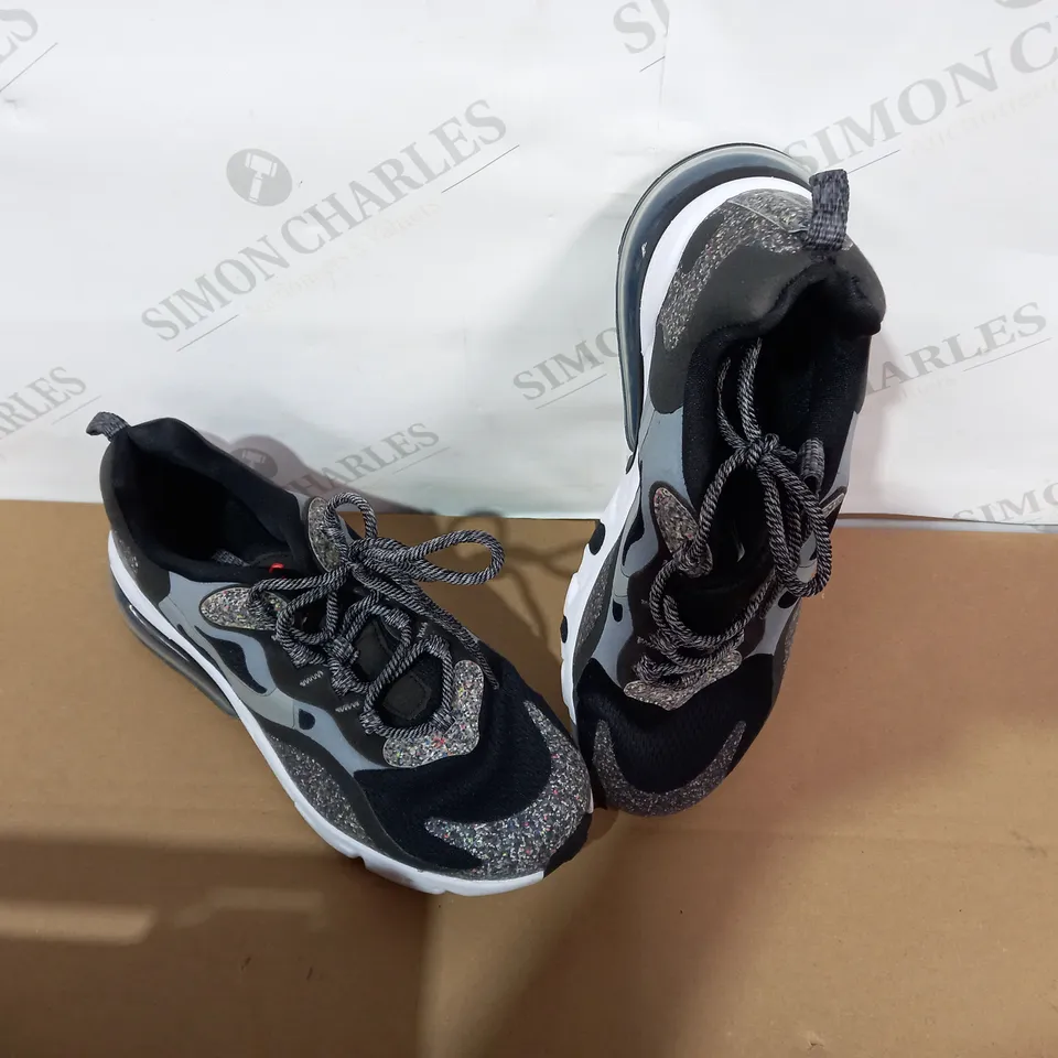 PAIR OF NIKE TRAINERS SIZE 5.5