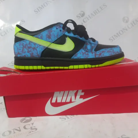 BOXED PAIR OF NIKE DUNK LOW SE 2 SHOES IN BLUE/LIME UK SIZE 5