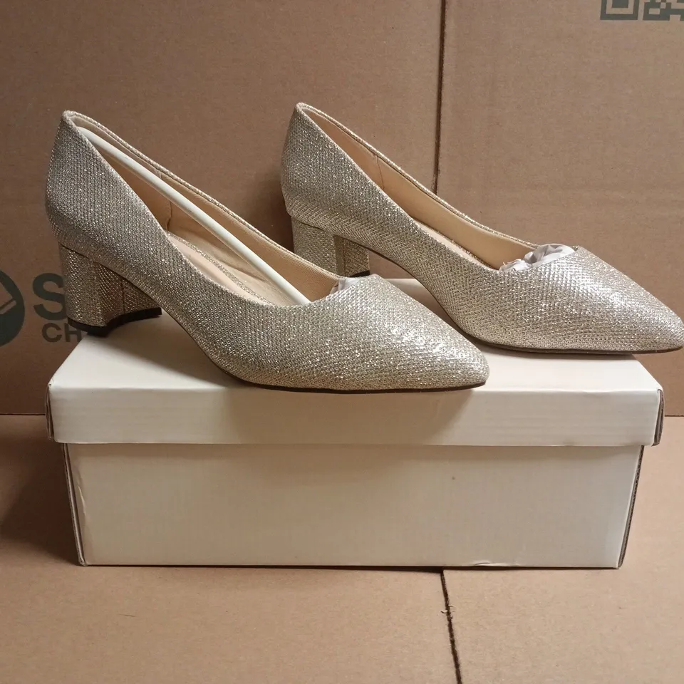 BOXED PAIR OF PARADOX LONDON PINK LUCILE WIDE FIT BLOCK HEEL SHOES IN CHAMPAGNE GLITTER MESH SIZE EU 38