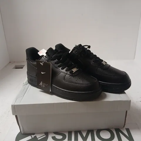 NIKE WOMENS AIR FORCE 1 '07 UK 5