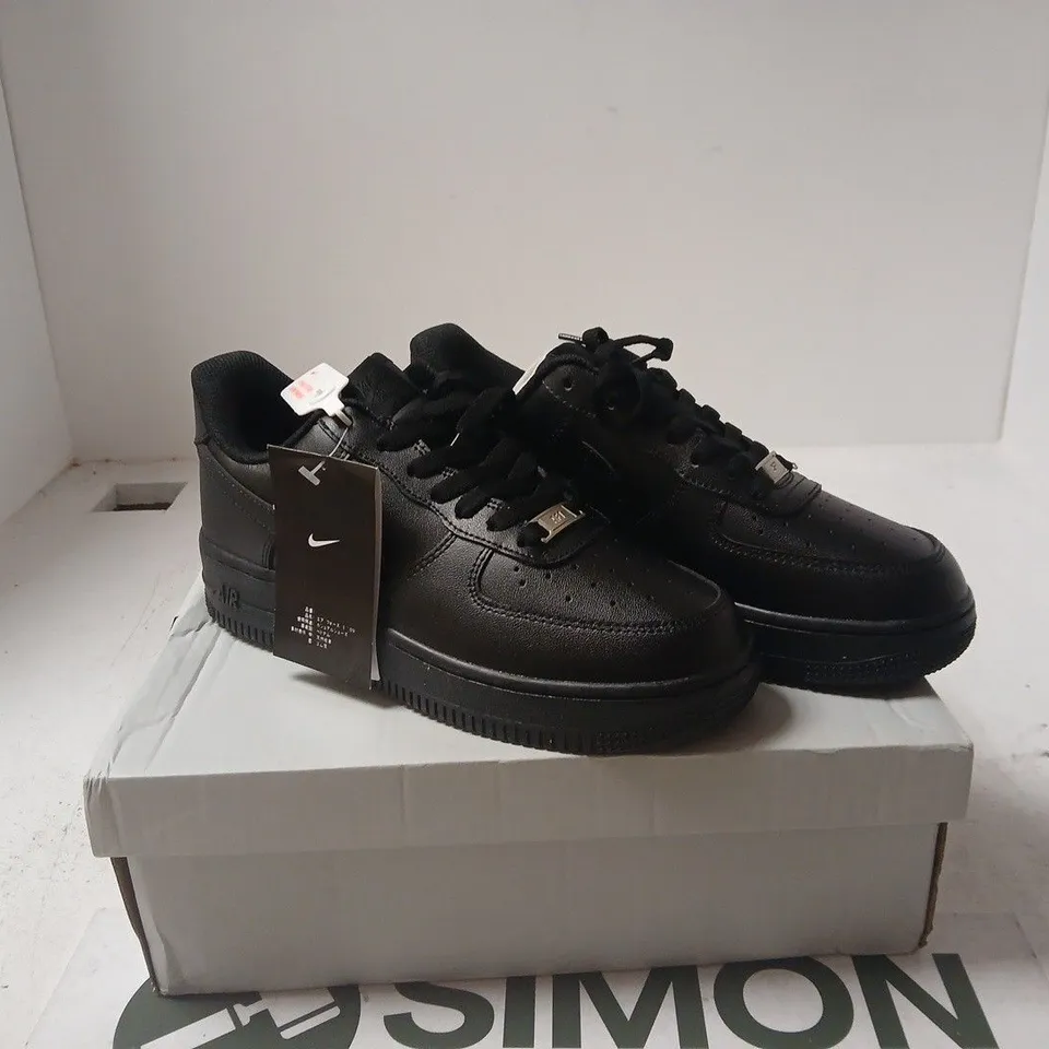 NIKE WOMENS AIR FORCE 1 '07 UK 5