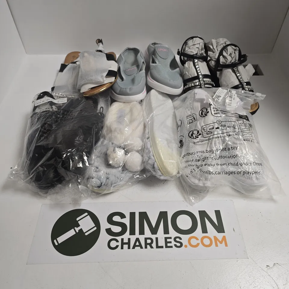 APPROXIMATELY 20 ASSORTED PAIRS OF SHOES AND FOOTWEAR ITEMS IN VARIOUS STYLES AND SIZES TO INCLUDE BRANDS SUCH AS LILLEY, LUNAR, THE SLIPPER COMPANY, ETC