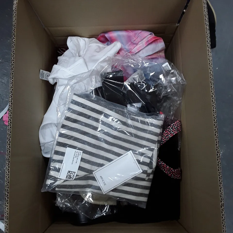 MEDIUM BOX OF ASSORTED ACCESSORIES TO INCLUDE DIOR WASH BAG, PUMA AND BOUX AVENUE