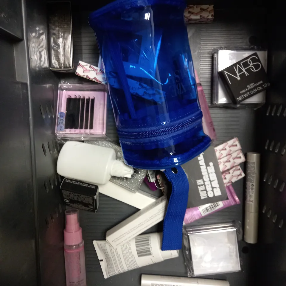 BOX OF 20 ASSORTED HEALTH & BEAUTY PRODUCTS TO INCLUDE BED HEAD RESURRECTION CONDITIONER, THE BLACK STUFF CEDARWOOD SCRUB, POWER MEN COLOUR BEARD CREAM ETC 