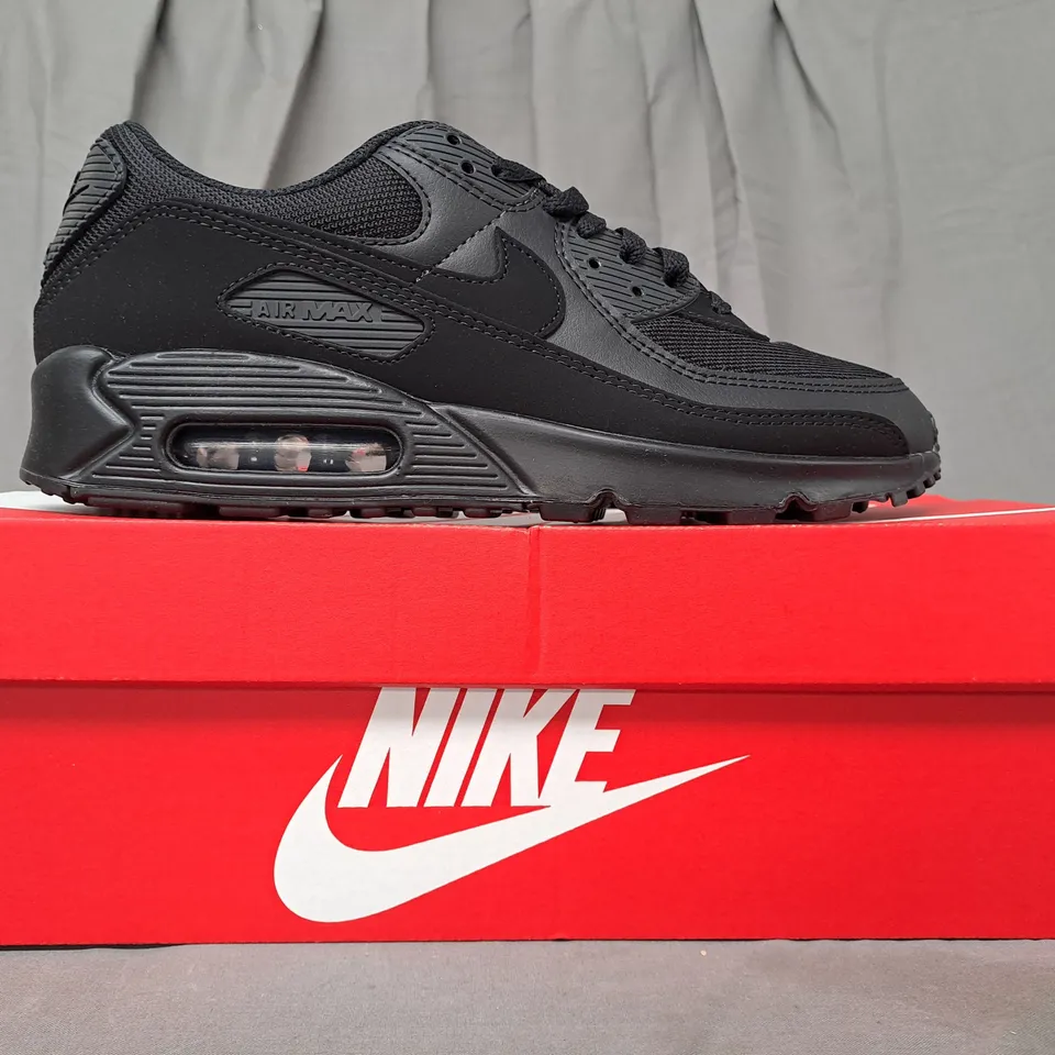 BOXED PAIR OF NIKE AIR MAX 90 SHOES IN BLACK UK SIZE 8