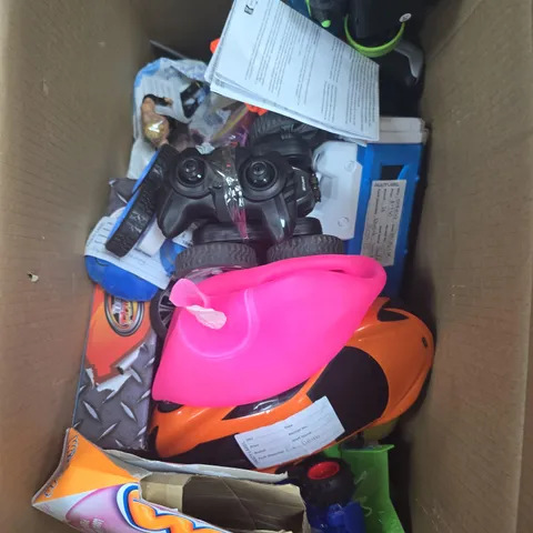 APPROXIMATELY 15 ASSORTED TOYS & GAMES PRODUCTS TO INCLUDE ACTION FIGURE, POLLY POCKET, RC CAR ETC 