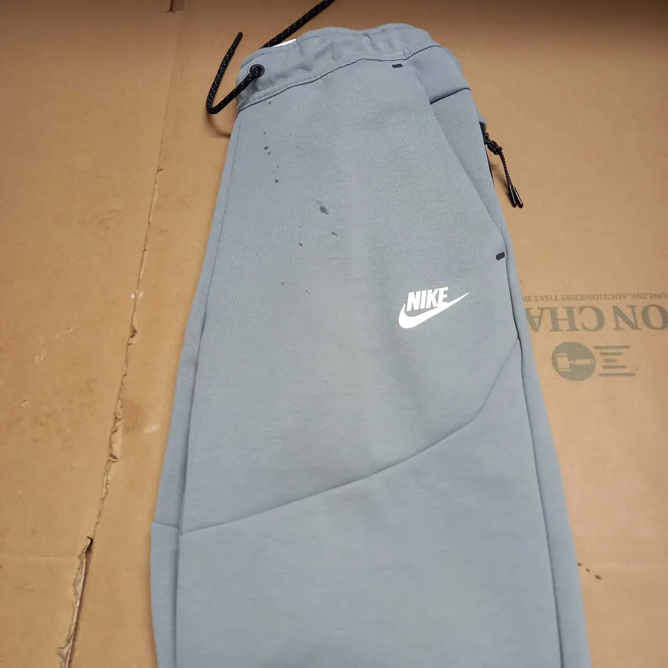 NIKE LIGHT GREY TRACKSUIT BOTTOMS SIZE XS