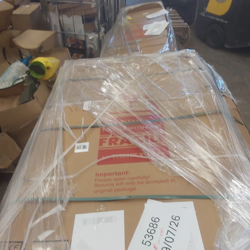 PALLET CONTAINING A VERY LARGE QUANTITY OF ASSORTED SHOWER SCREENS INCLUDING: FLUTED WETROOM GLASS, GRID WETROOM GLASS ECT