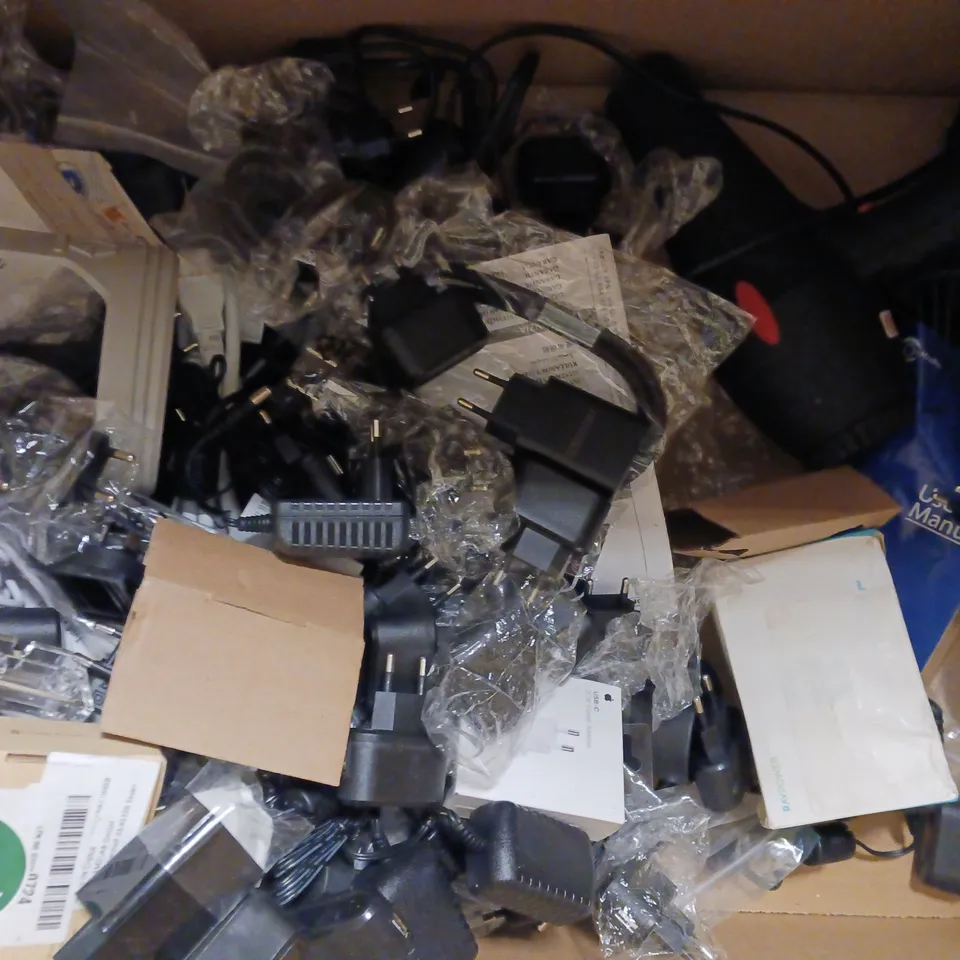 BOX OF APPROXIMATELY 20 ASSORTED LOOSE EU HOUSEHOLD ELECTRICAL ITEMS - COLLECTION ONLY