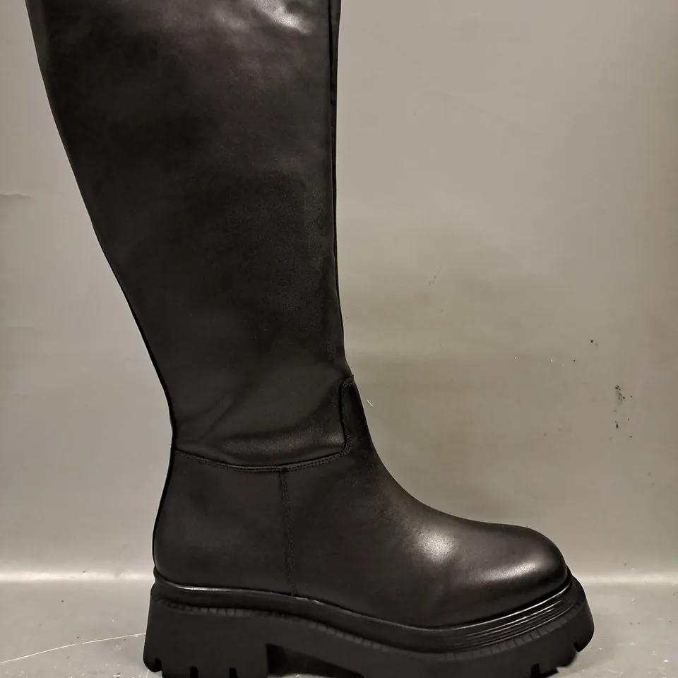 BOXED PAIR OF IN THE STYLE CHUNKY KNEE-HIGH BOOTS IN BLACK UK SIZE 6