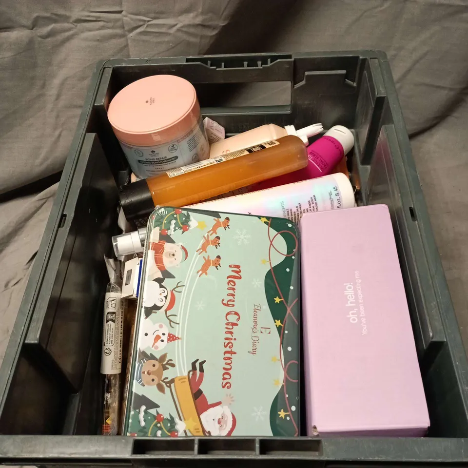 APPROXIMATELY 20 ASSORTED COSMETIC ITEMS TO INCLUDE MERRY CHRISTMAS SET, ORIGINAL SOURCE SHOWER GEL, BEAUTY WORKS 10 IN 1, IMPERIAL LEATHER FOAMBURST, NATURE SPELL HAIR MASK ETC