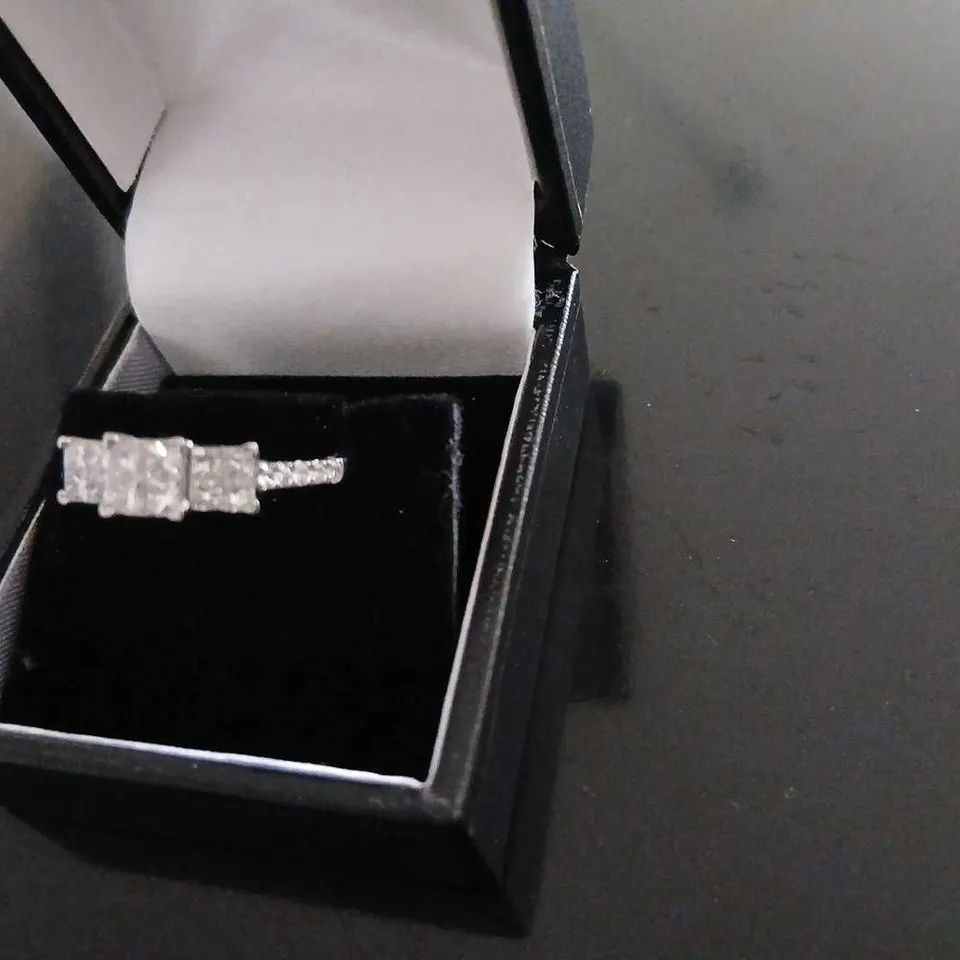 OUTLET 1CT PRINCESS & ROUND CUT TRILOGY RING 14CT GOLD